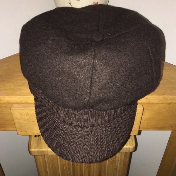 Chocolate brown cap, Cute brim and side buttons. - Picture 3 of 4
